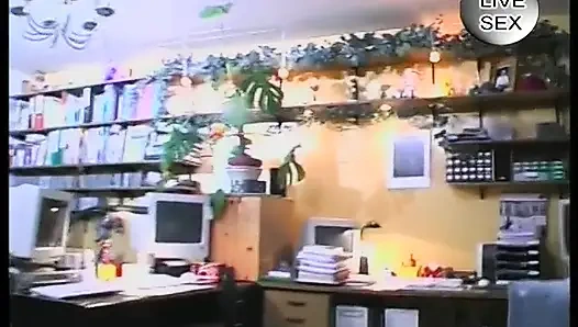 Соло-сучка-брюнетка мастурбирует киску игрушкой на кастинге