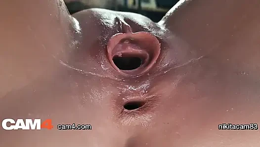 Boneka seks memek dan mulutnya disodok oleh dildo