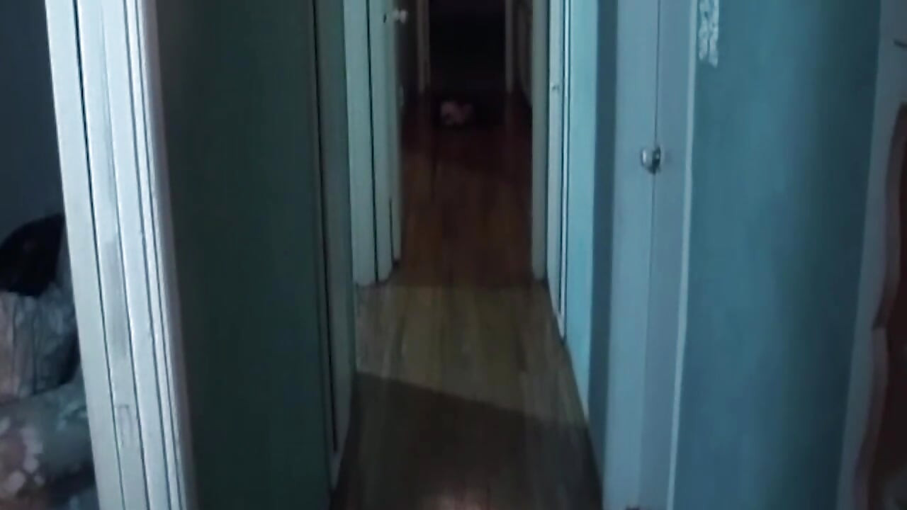 Dojrzała brunetka MILF jeździ futrzałą zabawką z śliną