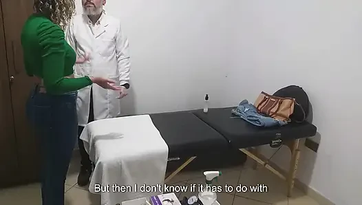 Gerçek doktor hastanın götünü ve göğüslerini muayene ediyor.