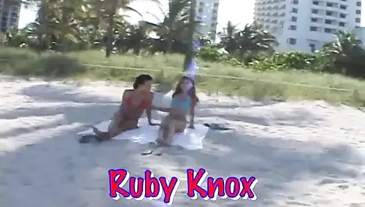 Горячие девушки по очереди сосут массивный член с камшотом в рот