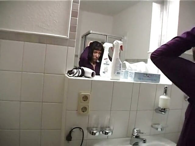 Petite slut pleasure her wet cunt under shower