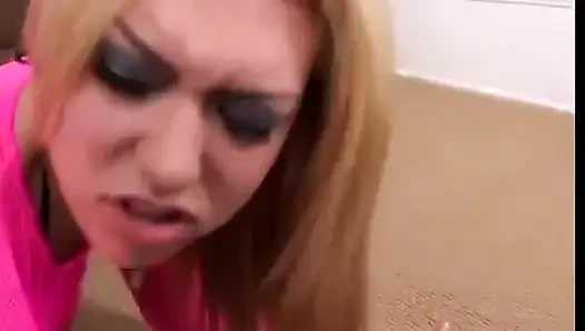 Tiffany Rayne bückt sich und nimmt einen harten schwanz von hinten