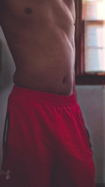 服を脱いで大きく硬くなったチンコを見せる。