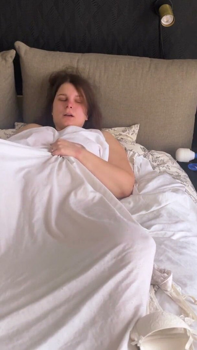 Esposa amateur masturbándose y tocándose el coño bajo las sábanas | Clip 1