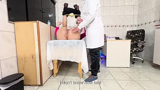 Dokter menyuruhku untuk menggunakan sumbat anal, jadi aku biarkan dia memasukkannya.