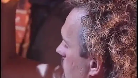 Memek mungil pirang menjilati memeknya