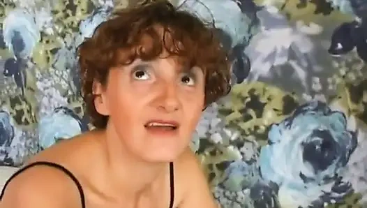 Рыжая милфа мастурбирует в любительском видео