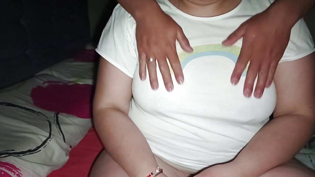 美しい自然な胸がセクシーなピアスを見せる