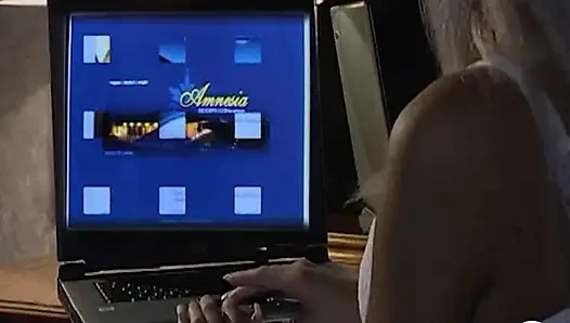 Шлюха, принимающая два члена