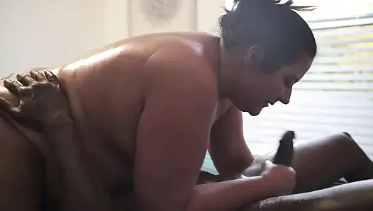 Hübsches bBW-t-t-shirt eingeölt und fickt einen großen großen schwarzen schwanz, bbc