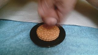 Éjaculation sur un biscuit