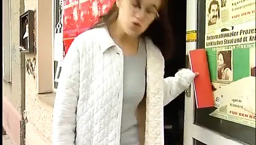 Amateur brünettes teen lutscht großen schwanz und bekommt doggystyle