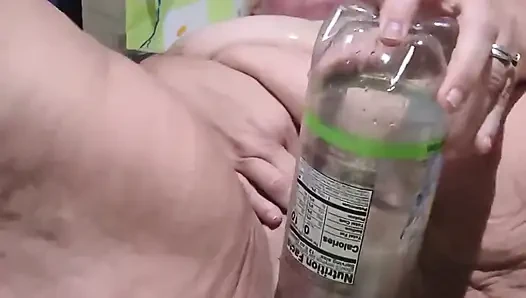 Verdammt, sie fickt eine flasche