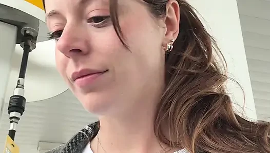 Der versuch, nicht zu laut zu kommen, während ich mein gas pumpe