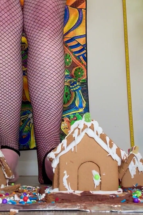 Uriașă din Satul de Crăciun Slo-mo Crush distrugându-mi casele gingerbread în slow motion