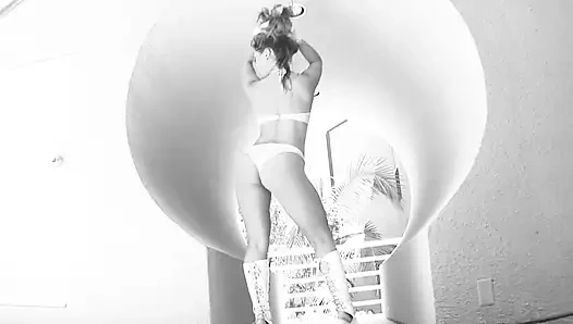 Zwei schmutzige huren teilen sich einen großen harten schwanz