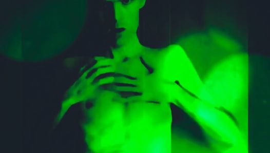 Britse Freddie Sunfields in donkere groene lichten masturbatie