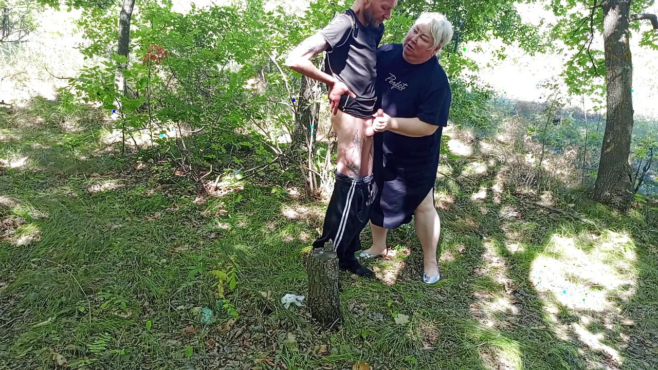 neighbor gives a public blowjob in the park