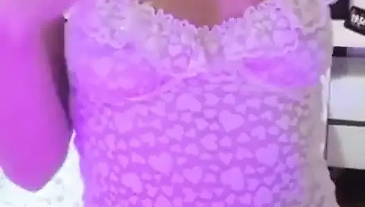 Ateşli latin ıslanıyor ve arkadaşının yatağında mastürbasyon yapıyor