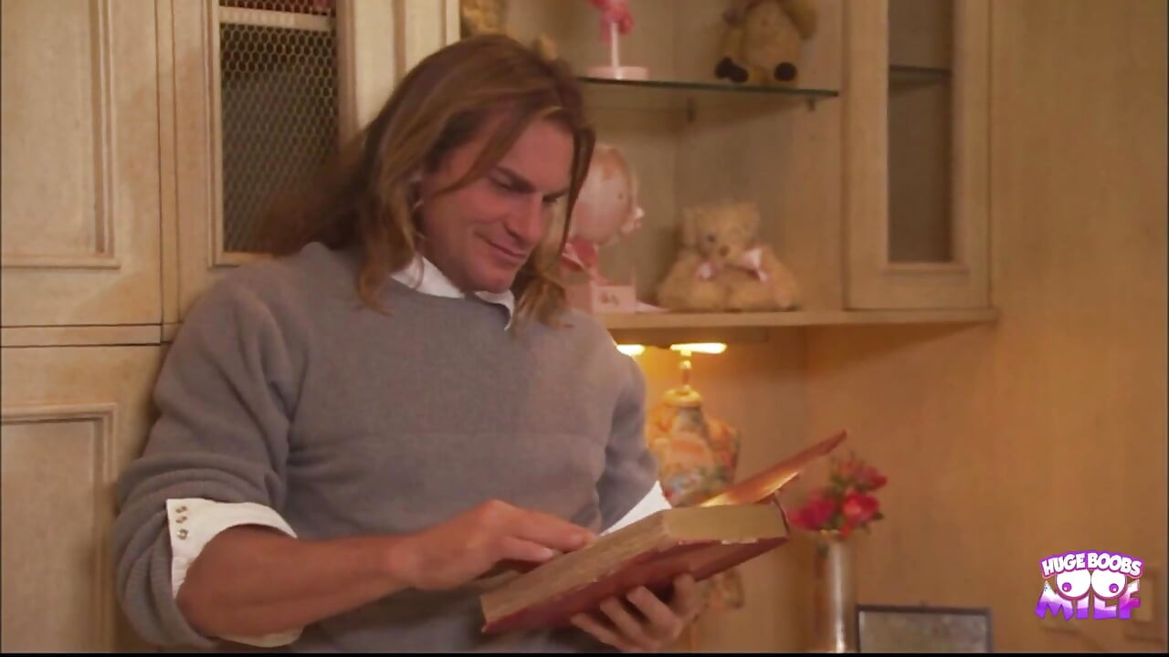 Dvoje zgodnih zrelih ljudi koji se nevjerojatno zabavljaju u uredu