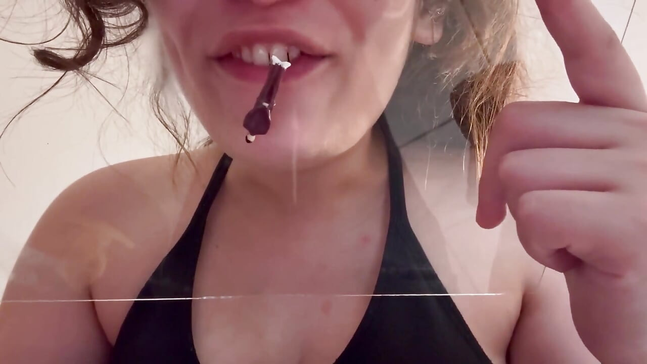 Giantess przyrodnia siostra naciska usta