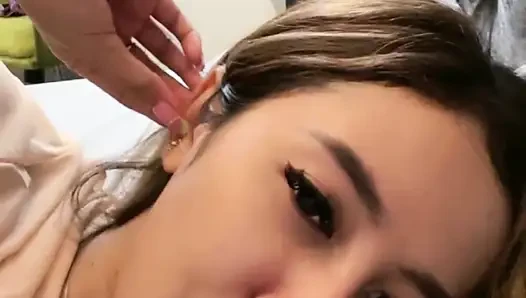 Gadis terangsang masturbasi di seks panggilan video