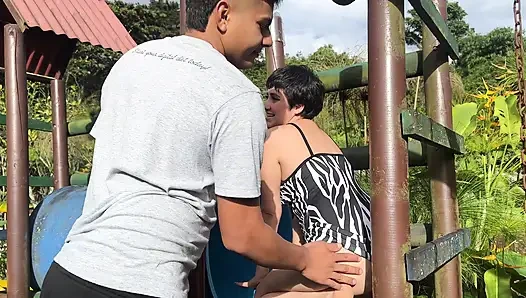 Mis Padrastros Контратан Ун НуэВо Жардинеро, Я Encanta Como Се Ве Я Понго Cachonda Hasta Terminar Follandomelo Duro.