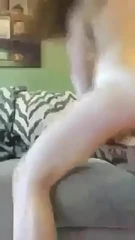 Sie reitet ihren Dildo hart
