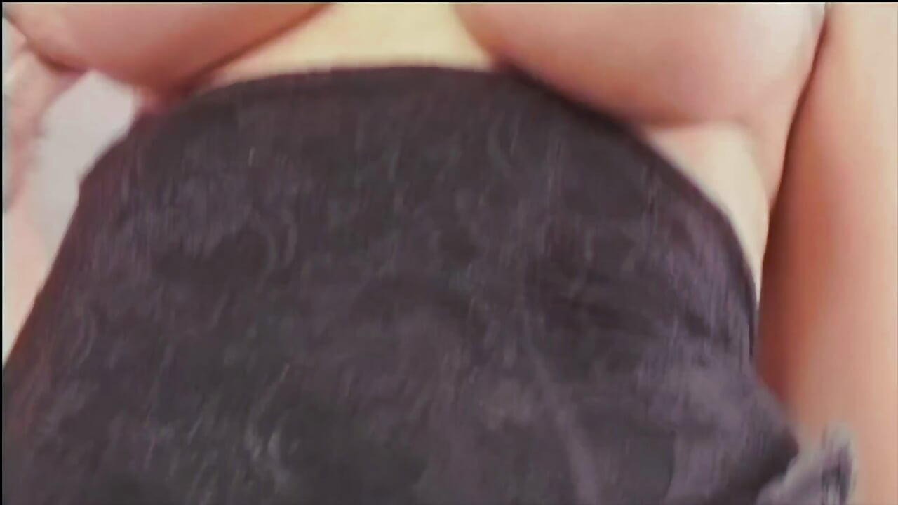 Ogia com a garota de peitos grandes e sua amiga: sexo anal e penetração dupla