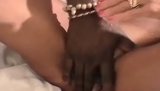 Голодная до члена французская бабушка получила свою межотливую дозу большого черного члена