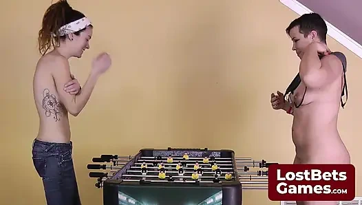 Permainan foosball striptis menjanjikan hadiah tamparan di akhir