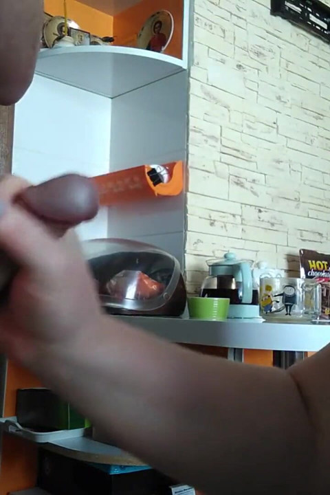 Cały kutas jest pokryta spermą po głębokim lodziku
