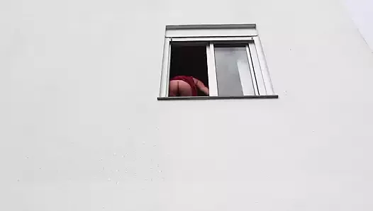 疯狂的女孩用假阳具把她的大屁股伸到窗外，尿在陌生人身上！