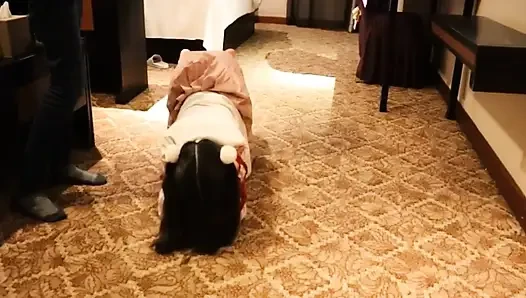 Jk üniformalı sevimli küçük bir kız yerde yalınayak dolaşıyordu.