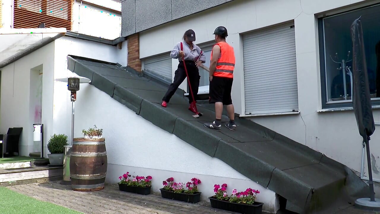 Big ass MILF enjoying outdoor anal fuck