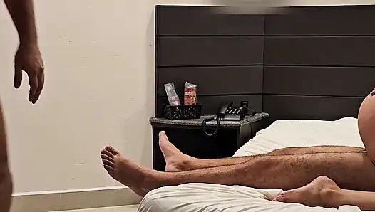 Erkeğin penisini iyi bir eşcinsel gibi emen kocasıyla paylaşmak