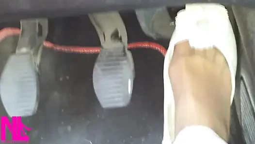Pedalpumpen und fahren auf der Autobahn in weichen abgenutzten Wohnungen und Nylonsocken