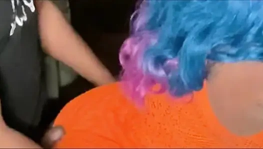 Dicker arsch in orange wird zertrümmert