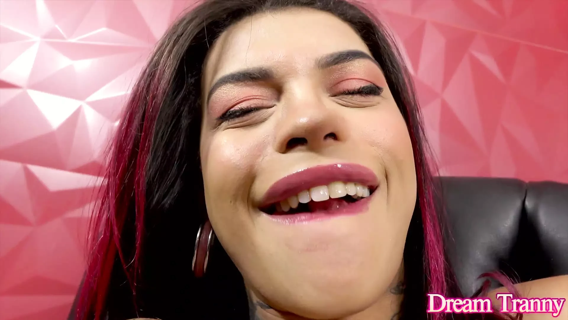 Travesti tatuada sexy Bianca Berbare busca prazer através do sexo na máquina
