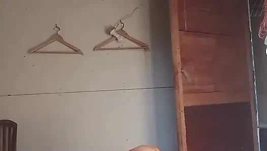 Wanita dewasa ditusuk