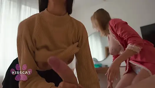 Heiße MILF lehrt schüchternes zierliches schätzchen, ihren glücklichen jungen hengst zu lutschen und zu reiten