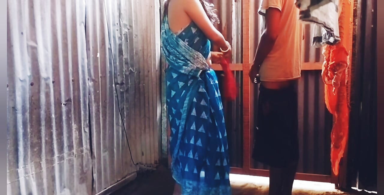 Awek bhabhi desi kampung panas dengan saree cantik dikongkek keras di luar