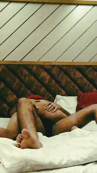 Otrogen fru njuter i hotellrummet med pojkvän