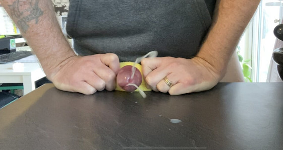 Esplosione di sborra con un giocattolo fatto in casa !!