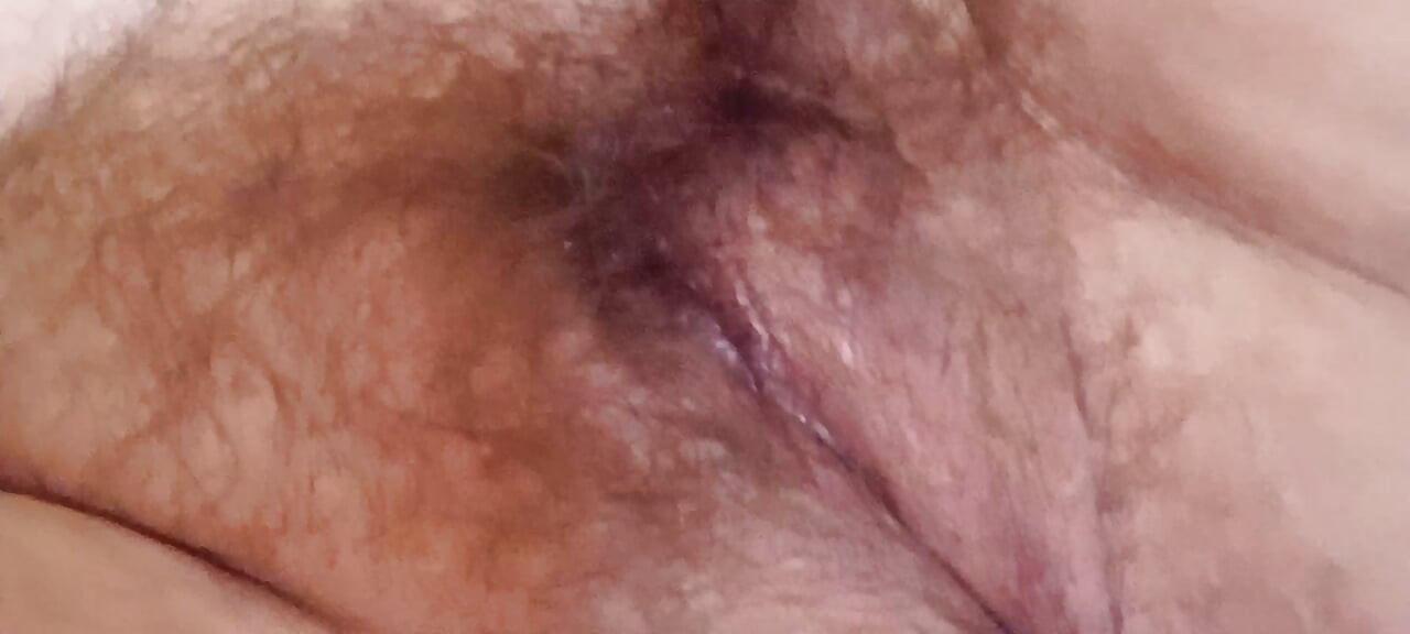 彼女の毛深いヴァギナが鼻先で感じられるほど近くて Pure