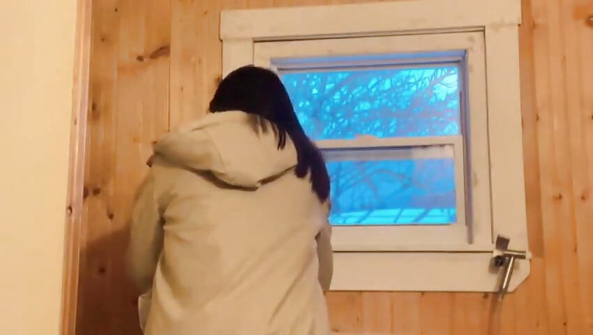 Хана сидит в туалете, чистит свою волосатую киску