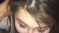 Slet vriendin zuigt aan een lul en neemt een cumshot in het gezicht