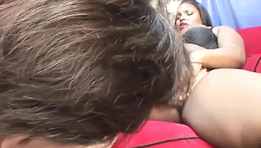 Pria kulit putih jilat memek wanita gemuk kulit hitam di sofa merah