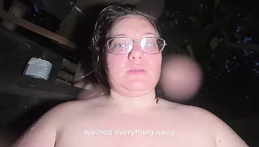 Seifige nackte körper in einer ländlichen dusche